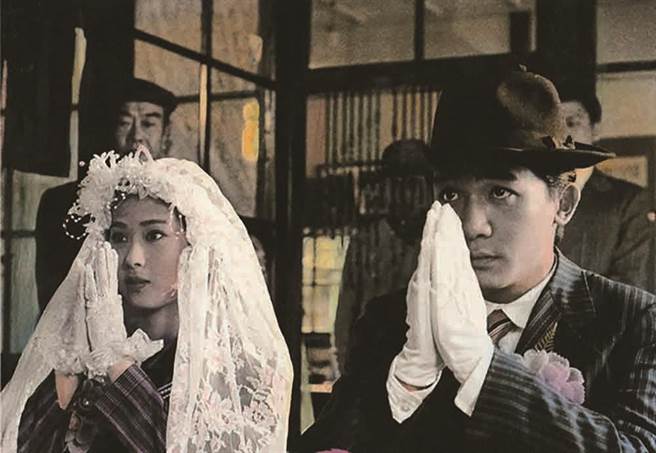 26岁的梁朝伟（右）与23岁的辛树芬，在《悲情城市》中扎扎实实跪拜到九叩首。（牵猴子提供）