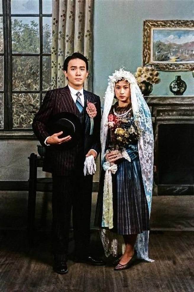 迎亲戏中新娘辛树芬（右）身着典雅过膝洋装，新郎梁朝伟则是三件式直条纹西装。（牵猴子提供）