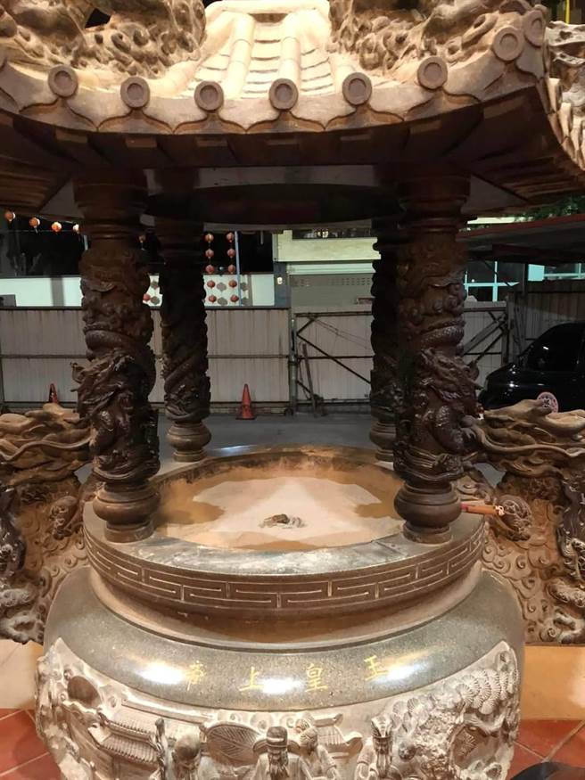 台中市北区「北臺中城隍庙」28日晚间清理庙中天公炉，却在香炉深处发现「生鸡头」，庙方29日凌晨在脸书po文谴责，怒批「会有报应」。（取自脸书粉专「北臺中城隍庙」）