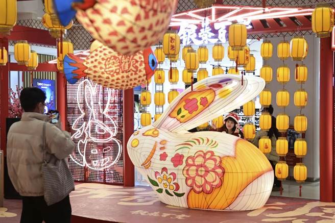 北京一商场的春节装饰吸引市民拍照打卡。（图／中新社）