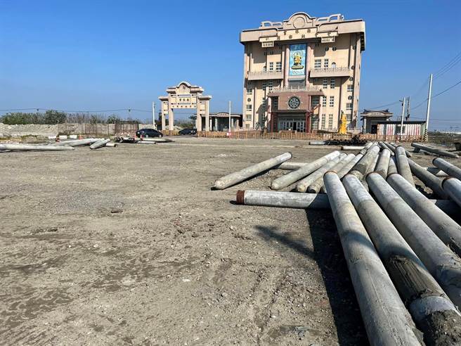 云林县口湖成龙纳骨塔前太阳能基桩拔除，将规画为多功能停车场。（口湖乡公所提供／张朝欣云林传真）