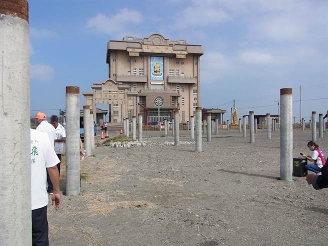 云林县口湖成龙纳骨塔前设置太阳能基桩引争议，目前基桩已拔除将规画为多功能停车场。（张朝欣摄）