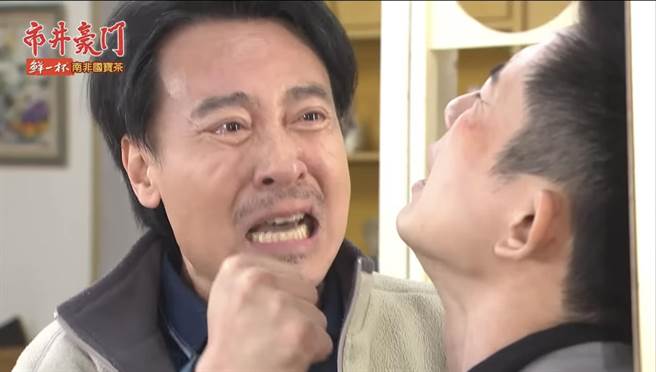 尹昭德（左）在剧中痛扁曾子益，相当入戏。（民视提供）