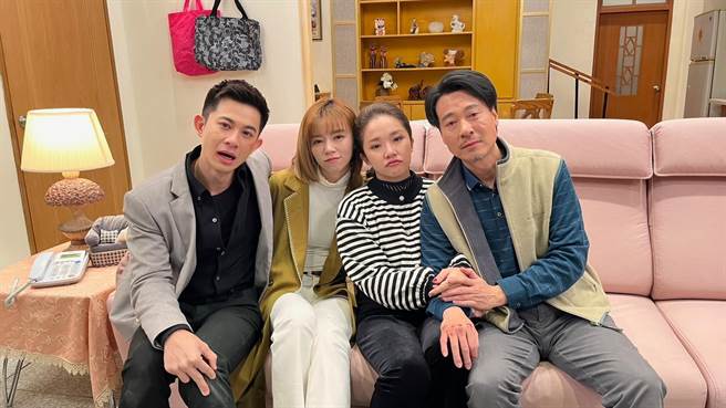 拍完这场重头戏，眾演员身心俱疲。左起曾子益、王瞳、赖慧如、尹昭德。（民视提供）