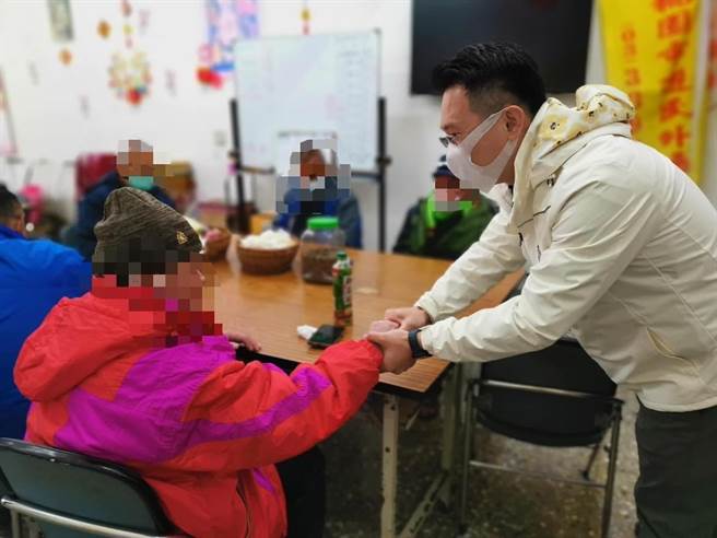 桃園市社會局自 23日17時起至1月29日，共計接獲受凍通報協助安置1人次，另入住避寒所40人次、低溫關懷121人次、提供禦寒物資119人次、熱食服務 122人次。(翻攝自蘇俊賓臉書／蔡依珍桃園傳真)