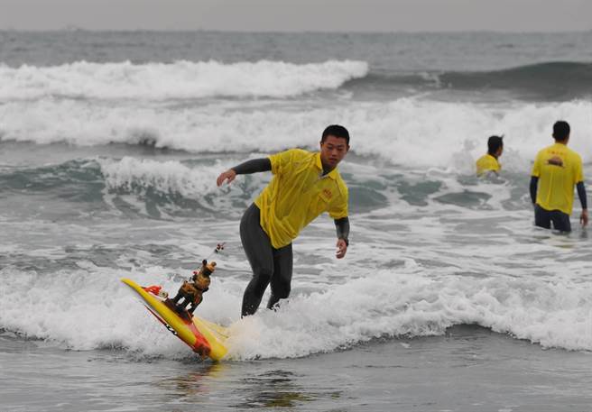 今年天公生很不一样，天公首次和年轻人一起入海衝浪。（庆天公顾问吴杨钦提供／吴佩蓉宜兰传真）