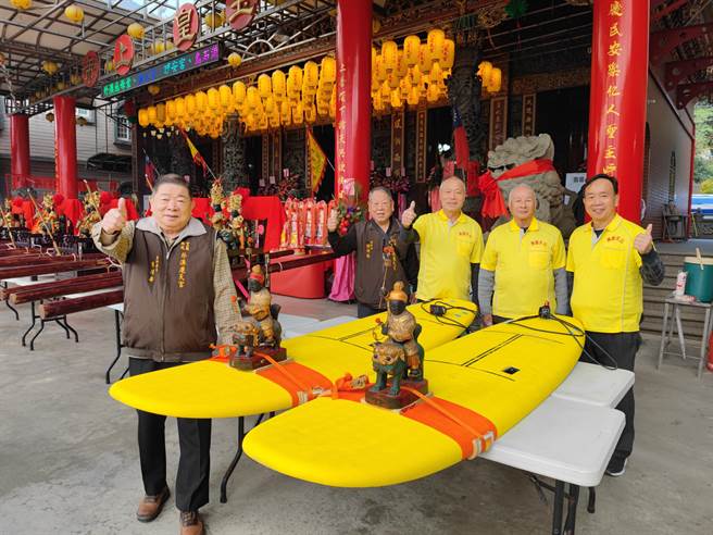 庆天公今年将「大天公」、「三天公」固定在衝浪板前端，由年轻人轮流和神尊同乐。（庆天公顾问吴杨钦提供／吴佩蓉宜兰传真）
