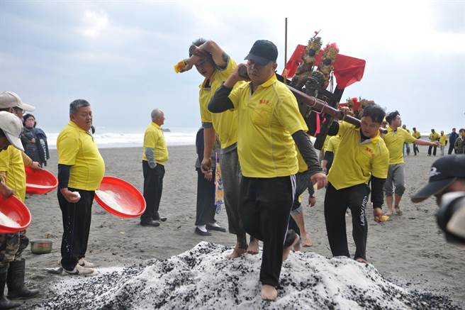 神尊衝浪结束后，上岸完成过火仪式。（庆天公顾问吴杨钦提供／吴佩蓉宜兰传真）