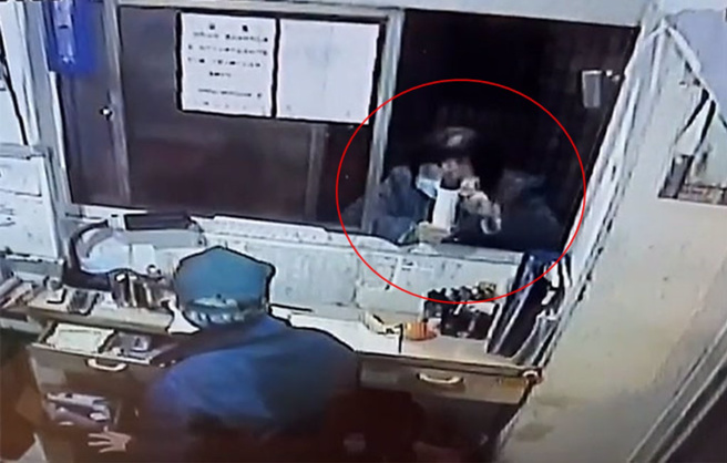 高雄市左营区华欣路上29日惊传2女命案，张女行凶前的最后身影曝光。(翻摄画面)