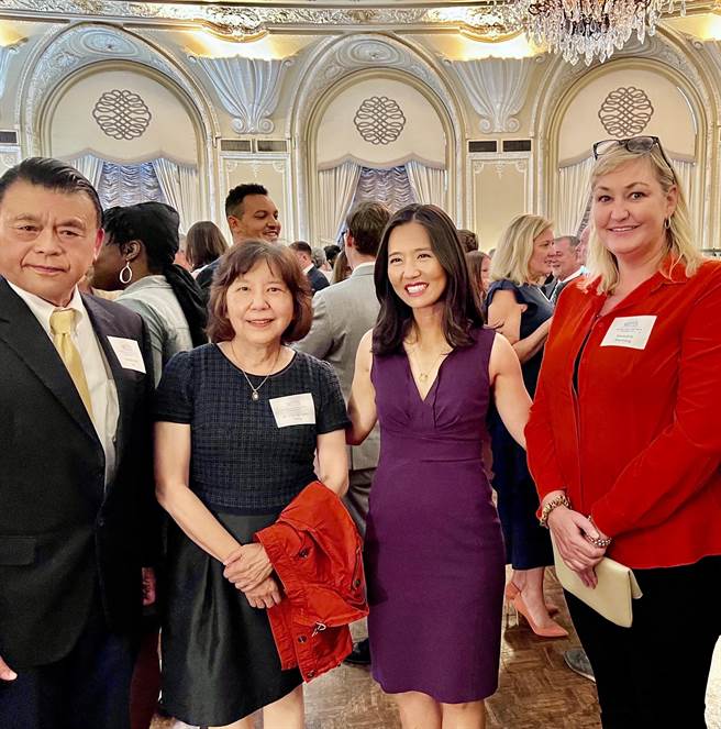 药华药执行长林国钟(左一)表示，有信心通过PMDA的缜密审查，新药进军日本市场蓄势待发。(资料照)