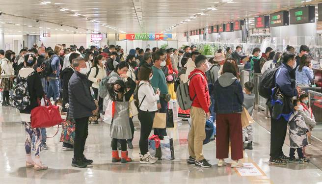 兔年春节年假长达10天的假期，桃园机场在今年春节假期出入境人数超过72万人次，出入境人数1月28日有84968人次破今年单日记录，出境有46032人，入境38946人，1月27日则是第二名，入出境人数有79513人次。图为春假年假最后一天，桃园机场入境人潮明显增多，许多出国民眾选择出国玩到最后一天才回来。（陈麒全摄）