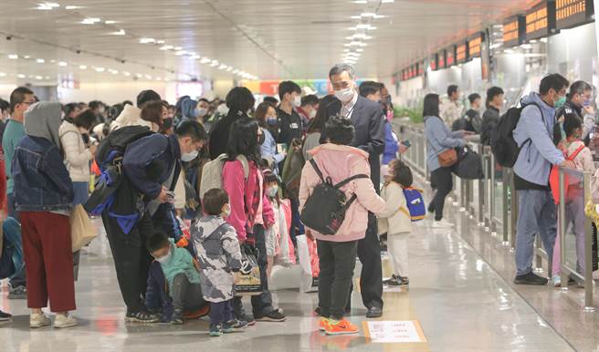 兔年春节年假长达10天的假期，桃园机场在今年春节假期出入境人数超过72万人次，出入境人数1月28日有84968人次破今年单日记录，出境有46032人，入境38946人，1月27日则是第二名，入出境人数有79513人次。图为春假年假最后一天，桃园机场入境人潮明显增多，许多出国民眾选择出国玩到最后一天才回来。（陈麒全摄）