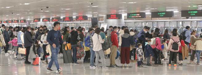 兔年春节年假长达10天的假期，桃园机场在今年春节假期出入境人数超过72万人次，出入境人数1月28日有84968人次破今年单日记录，出境有46032人，入境38946人，1月27日则是第二名，入出境人数有79513人次。图为春假年假最后一天，桃园机场入境人潮明显增多，许多出国民眾选择出国玩到最后一天才回来。（陈麒全摄）