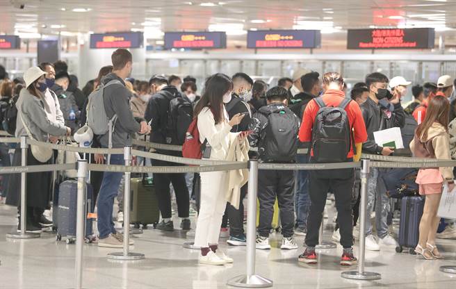 兔年春节年假长达10天的假期，桃园机场在今年春节假期出入境人数超过72万人次，出入境人数1月28日有84968人次破今年单日记录，出境有46032人，入境38946人，1月27日则是第二名，入出境人数有79513人次。图为春假年假最后一天，桃园机场入境人潮明显增多，许多出国民眾选择出国玩到最后一天才回来。（陈麒全摄）