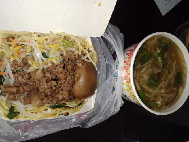 男子出门帮妈妈买午餐，没想到遇到佛心店家老板娘阿嬷，「35元澎湃午餐」让他感到很不好意思，但阿嬷却表示「这样吃才会饱」。（翻摄自脸书爆废公社）