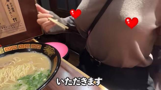 结依无罩到一兰拉麵用餐。(图／取自「ゆい散歩」YouTube)