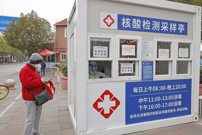 大陆各地核酸检测结果阳性率成明显下降趋势，绝大多数人已经感染并形成群体免疫。图为上海市民在常态化核酸检测点进行採样。（图／中新社）