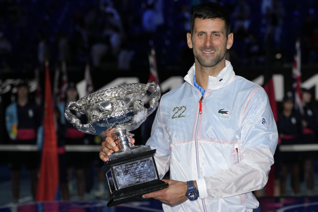 乔柯维奇勇夺生涯第10座澳网冠军，也是第22座四大赛冠军。（美联社）