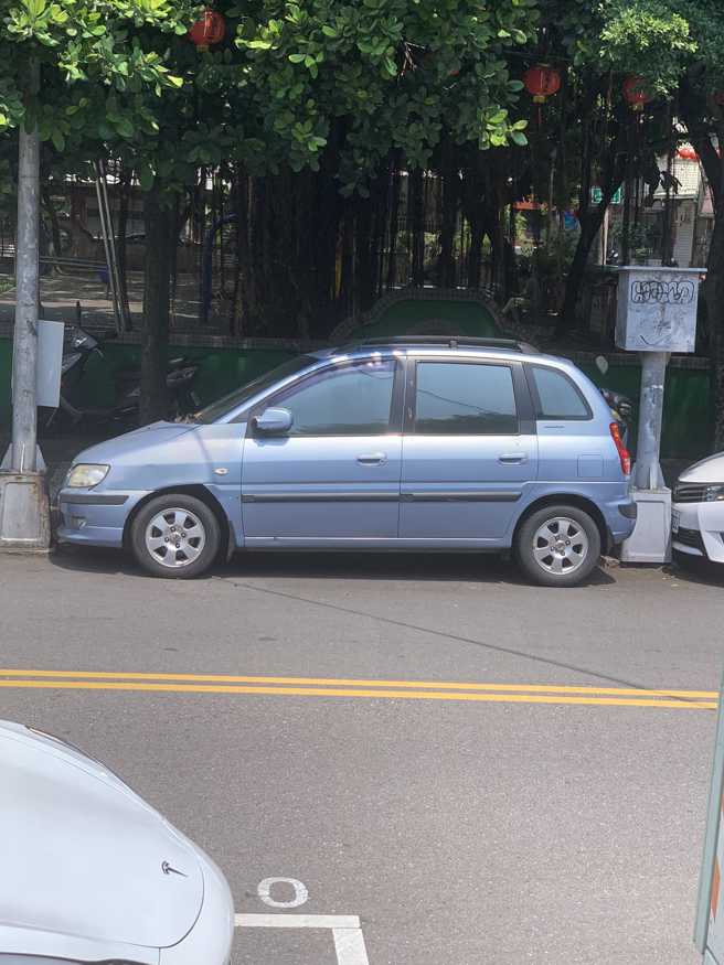 路上惊见神人「超强停车技术」！完美停在两杆中间，网讚：高手在民间。(翻摄脸书路上观察学院)