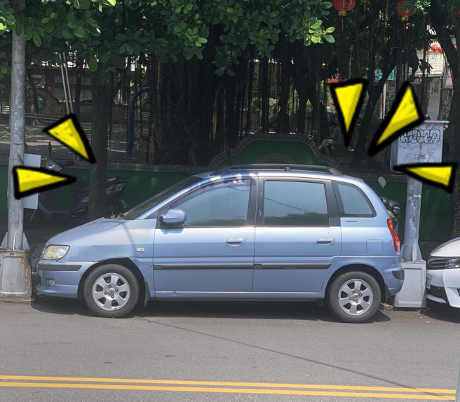 路上惊见神人「超强停车技术」！完美停在两杆中间，网讚：高手在民间。(翻摄脸书路上观察学院)