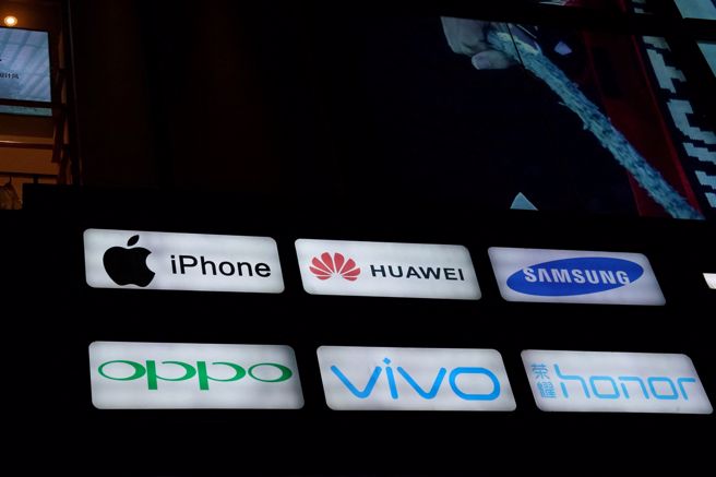 中國大陸2022年智慧手機市況慘淡，全年出貨量2.86億台，同比大降13.2%。vivo在高端市場上口碑逐漸建立，新的X90系列有不錯表現，市佔保持第一。（圖／路透）