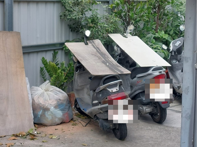 有女子在一处住家发现机车上放了1块木板，这样的摆设让她好奇「有何作用」。（翻摄自脸书路上观察学院）