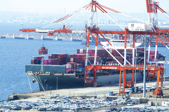 日本政府正考虑对韩国放宽科技原料出口管制。图／美联社