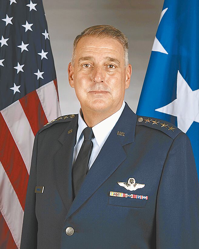 美空軍機動司令部司令米尼漢（見圖）指中美可能爆發無人機群衝突，指示部隊做好準備。（摘自美國空軍官網）