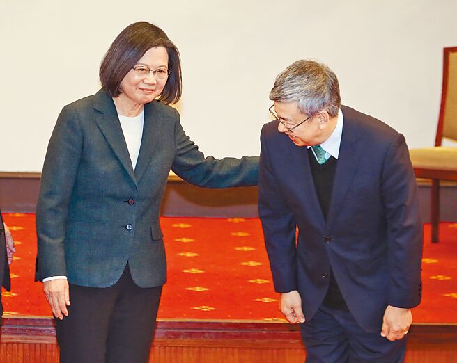 前副总统陈建仁（右）首肯接任新阁揆，连日公布新内阁名单，却遭批「换汤不换药」。（资料照／姚志平摄）