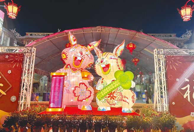 新竹市竹莲寺今年持续向「新竹监狱」订制新年花灯，兔年造型花灯已在竹莲寺门口迎宾，参香民眾可驻足欣赏。（新竹监狱提供／陈育贤新竹传真）