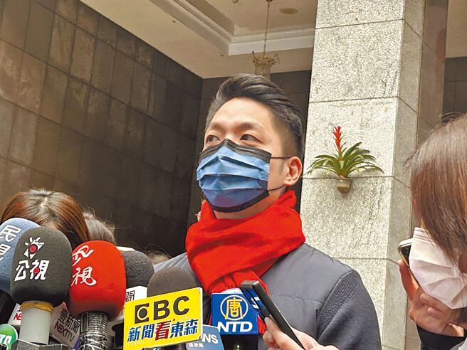 台北市长蒋万安28日下午前往台北灵安社2023新春团拜前，于台北市政府接受访问。（陈薏云摄）