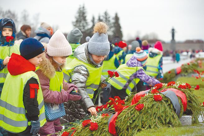 圖為1月27日，孩子們在俄羅斯聖彼得堡舉行的紀念活動上獻花。（新華社）