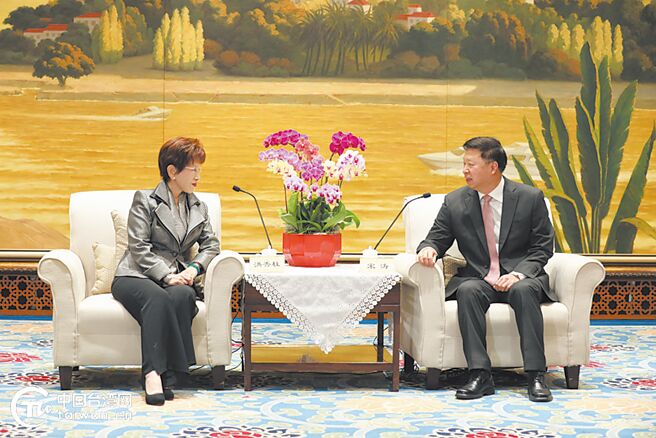 大陆国台办主任宋涛28日在厦门会见来访的中国国民党前主席洪秀柱。（摘自国台办官网）