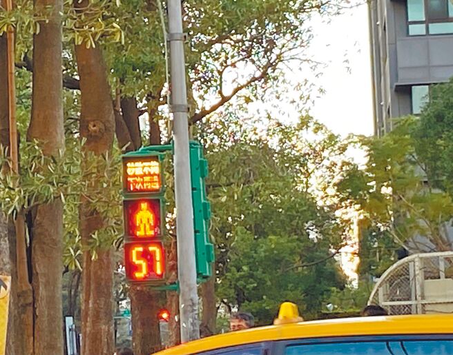 台中市府交通局在路口号志的行人倒数计时显示器上轮番推播「秒数不够、下次再过」、「注意转弯车」等警语。（台中市府提供／林欣仪台中传真）