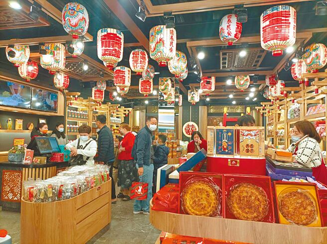 云林县「北港糕饼一条街」，营业额比过去3年春节营业额成长5成。（张朝欣摄）