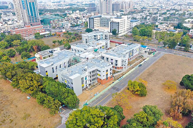 台南荣民之家迁建东区平实重划区及邻近的永康区网寮北营区后，目前建筑工程进度已达76％，预计今年底完工启用。（工务局提供／洪荣志台南传真）