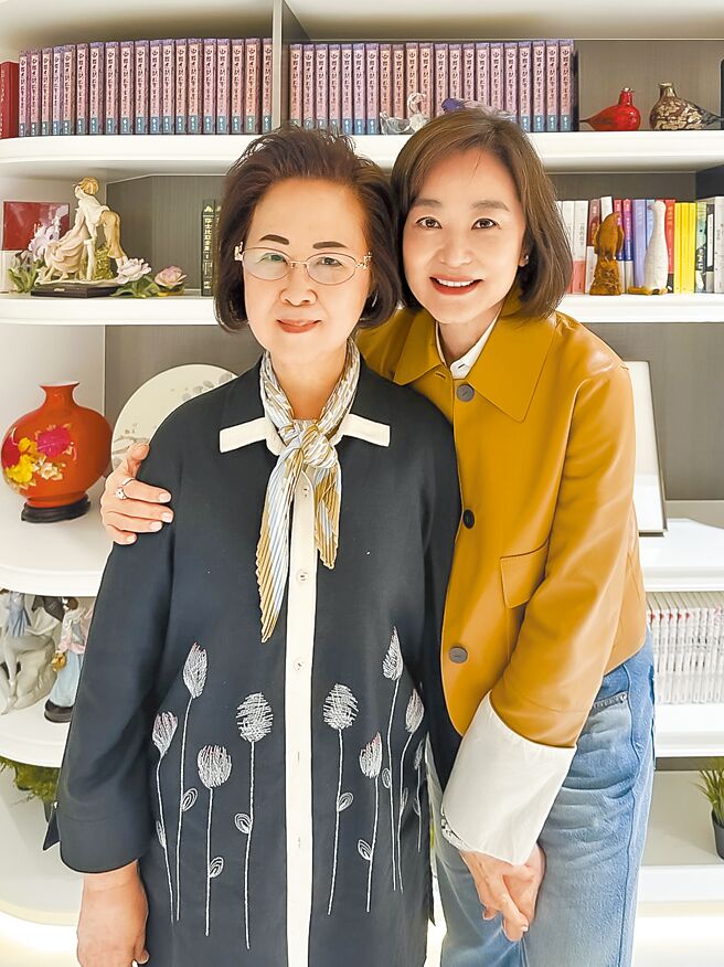 林青霞（右）去年底回台，难得与琼瑶叙旧。（SWKit邓永杰摄、林青霞提供）