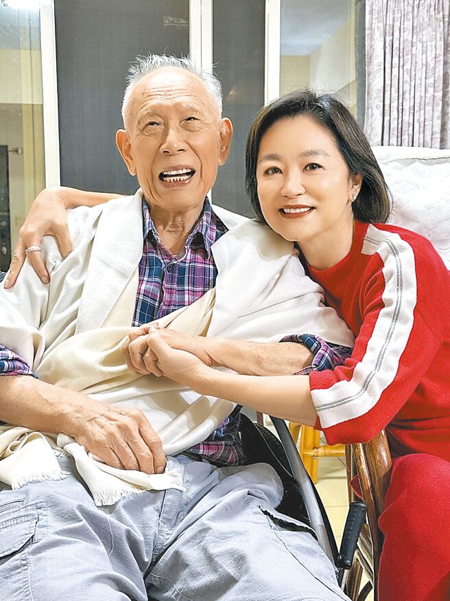 林青霞（右）去年底回台时，特地送了围巾给舅舅。（SWKit邓永杰摄、林青霞提供）