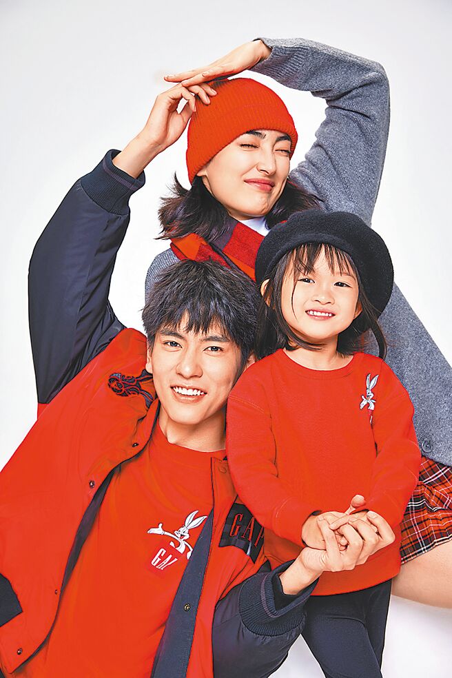 GAP春節系列服裝以討喜紅色和兔巴哥作為設計主軸，男版長袖T 1999元、兒童長袖T 1299元。（GAP提供）