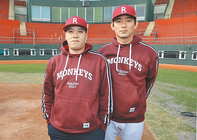 乐天桃猿队今年补强的投手陈鸿文（左），笑说桃猿队有很多认识的队友，像是以前的同学王溢正（右）。（中央社）