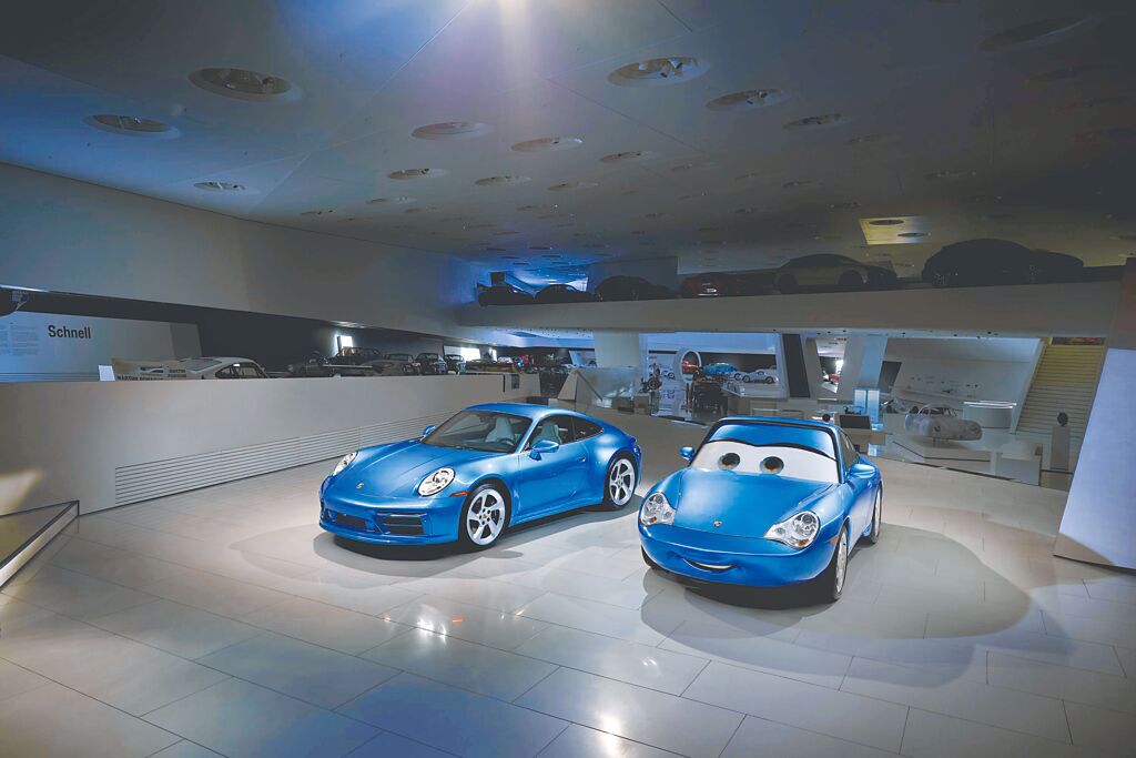 Porsche 911 Sally Special（左）最顯著的特徵是保時捷專門調出的Sally Blue Metallic車漆，靈感來自《汽車總動員》女主角莎莉Sally（右）。（保時捷提供）