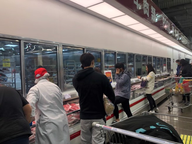 台中一名男网友表示，昨日到好市多发现嫩肩里肌牛排特价，他一次买10盒塞满购物车。（图／示意图，中时新闻网资料照）