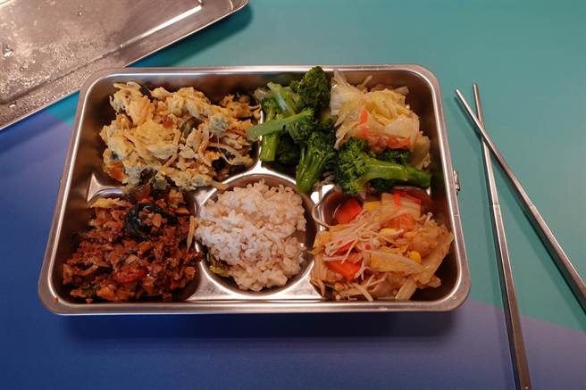 慈济医院代谢及减重中心主任李旻宪提供减重秘法--规则三餐加选对食物。（慈济医院提供）