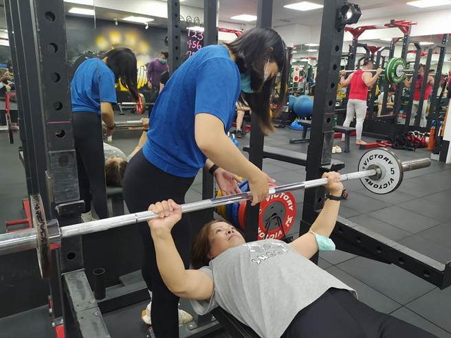 春节后开始上班，想低调瘦身，不妨从定时早睡早起及规律运动做起。（慈济医院提供）