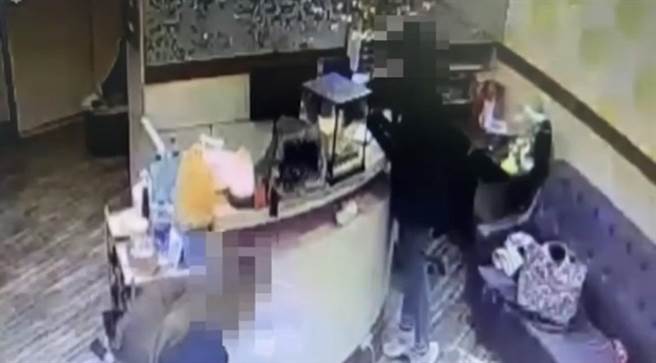 46岁黄姓女子大年初三偷走美容院店家的钱包。（高市凤山分局提供／杨舒婷高雄传真）