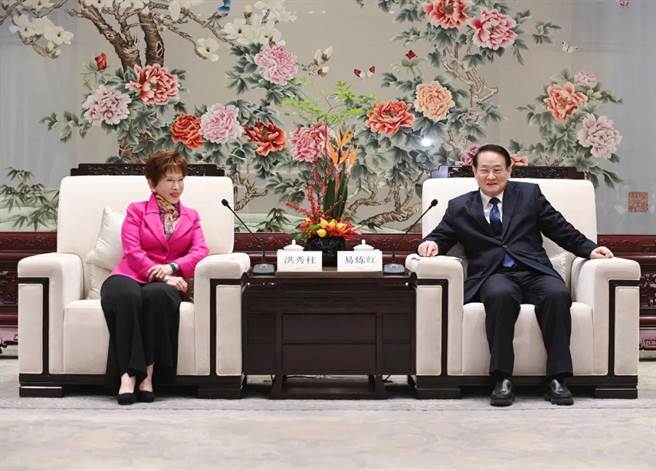 浙江省委书记易炼红29日下午在大陆浙江杭州会见中国国民党前主席洪秀柱一行。（摘自浙江日报）