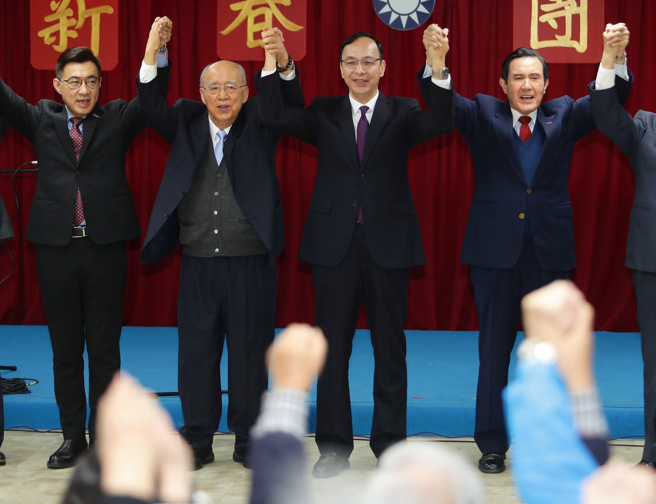 國民黨29日舉行新春團拜，前主席江啟臣（左起）、吳伯雄、主席朱立倫與前總統馬英九合體，並高呼口號。（季志翔攝）