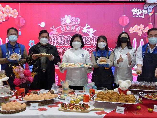 新春开工云林县长张丽善（左三）宣布启动「减碳生活行动年」，使用在地食材减少碳足迹。（张朝欣摄）