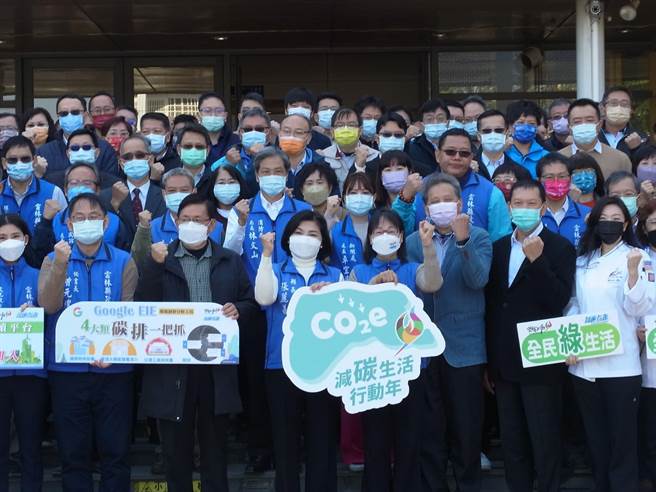 云林县长张丽善（前左四）宣布启动「减碳生活行动年」，打造幸福宜居城市。（张朝欣摄）