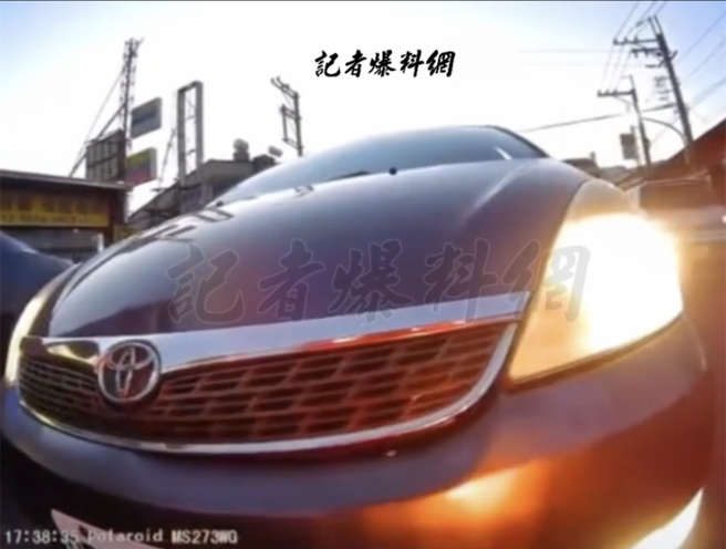 台中市一名外送员遭轿车逼车，过程全都录。（摘自脸书「记者爆料网」）